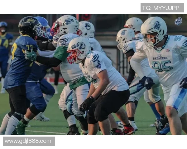 NFL美式足球明星挑战扣篮赛展现惊人运动才能与激情碰撞