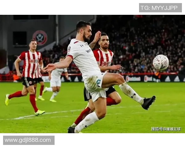 足球明星怒斥对手瞬间曝光引发热议场面震撼全场 足球明星怒斥对手瞬间曝光引发热议场面震撼全场