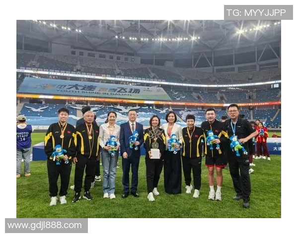 上海足球队在世界杯积分榜上以51分稳居第一名展现强劲实力 上海足球队在世界杯积分榜上以51分稳居第一名展现强劲实力