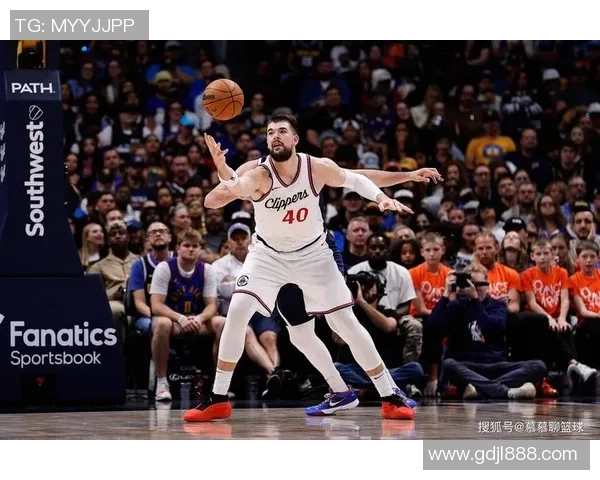 NBA足球明星风采展现球场内外的魅力瞬间与精彩瞬间合集