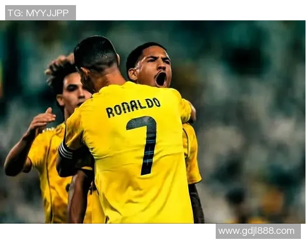 足球明星走进球迷家中共度温馨时光感受热爱与激情 足球明星走进球迷家中共度温馨时光感受热爱与激情